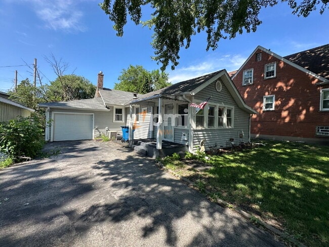 Building Photo - 707 E 118th St