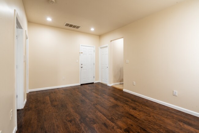 Building Photo - 467 Hawthorne Ave