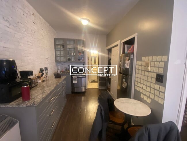 Building Photo - 40 Anderson St