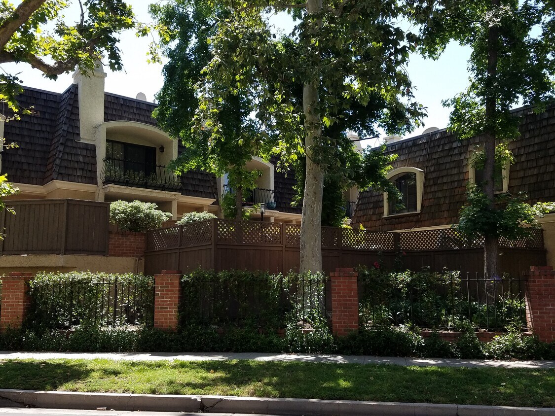 638 Wilcox Ave, Los Angeles, CA 90004 Townhome Rentals in Los Angeles CA