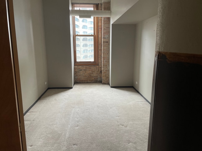 Building Photo - 801 S Wells St