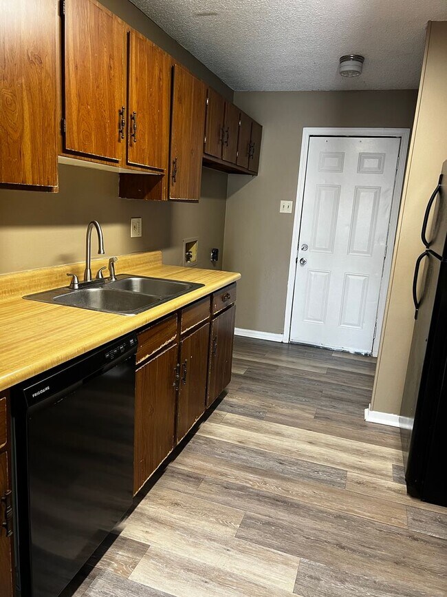 Building Photo - 405 Knollwood Cir