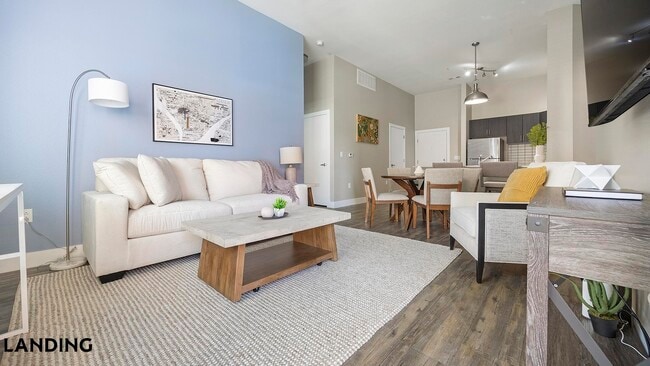 Foto del edificio - 1000 S Broadway