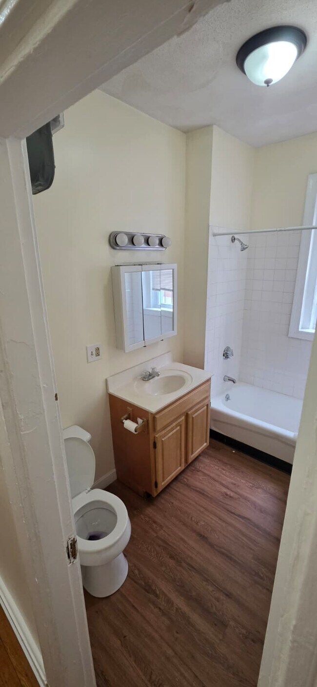 Building Photo - 463 Park Dr