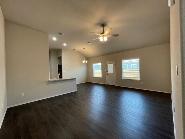 Foto del edificio - TOWNHOME FOR RENT