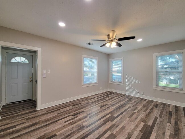 Building Photo - 1113 San Jacinto St