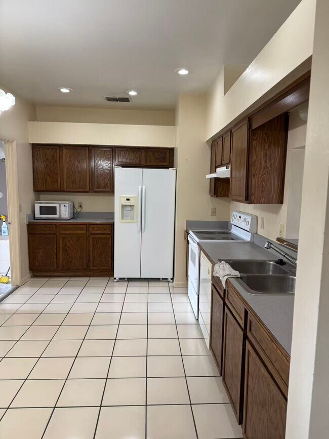 Foto del edificio - 4370 Sandhurst Dr