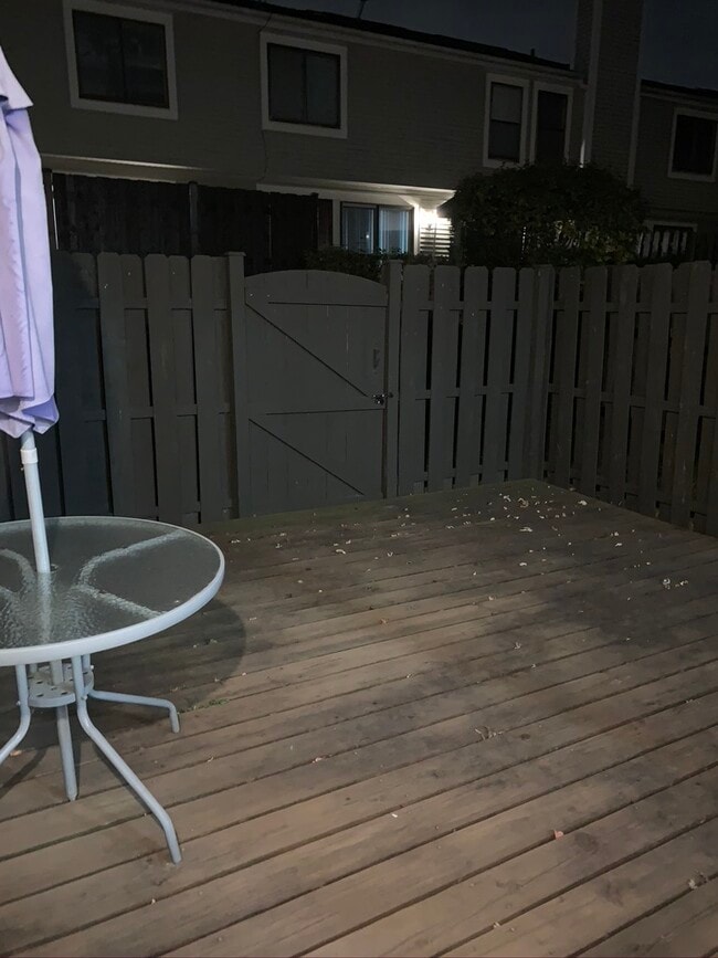 enclosed patio - 1979 Dunmore Pl