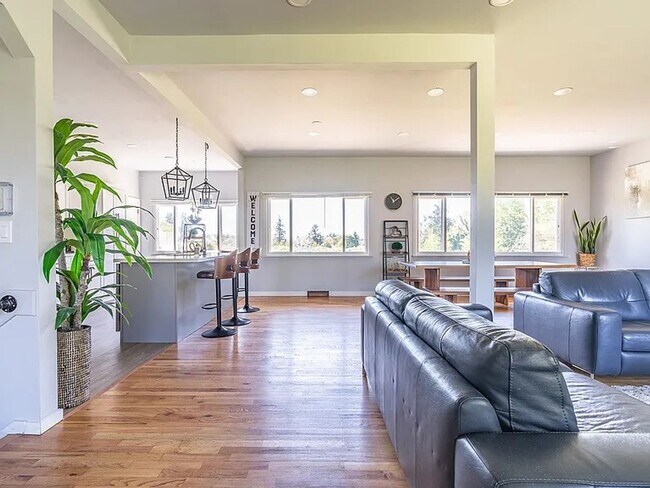 Building Photo - Spacious 8-Bedroom and 4 bathroom House – ...