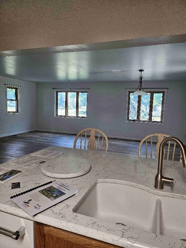 Building Photo - 212 Maple St