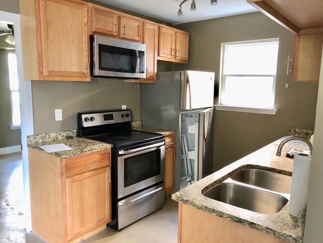 Foto del edificio - 4 Bedroom 2.5 Bath House in North Central - Downtown Charleston