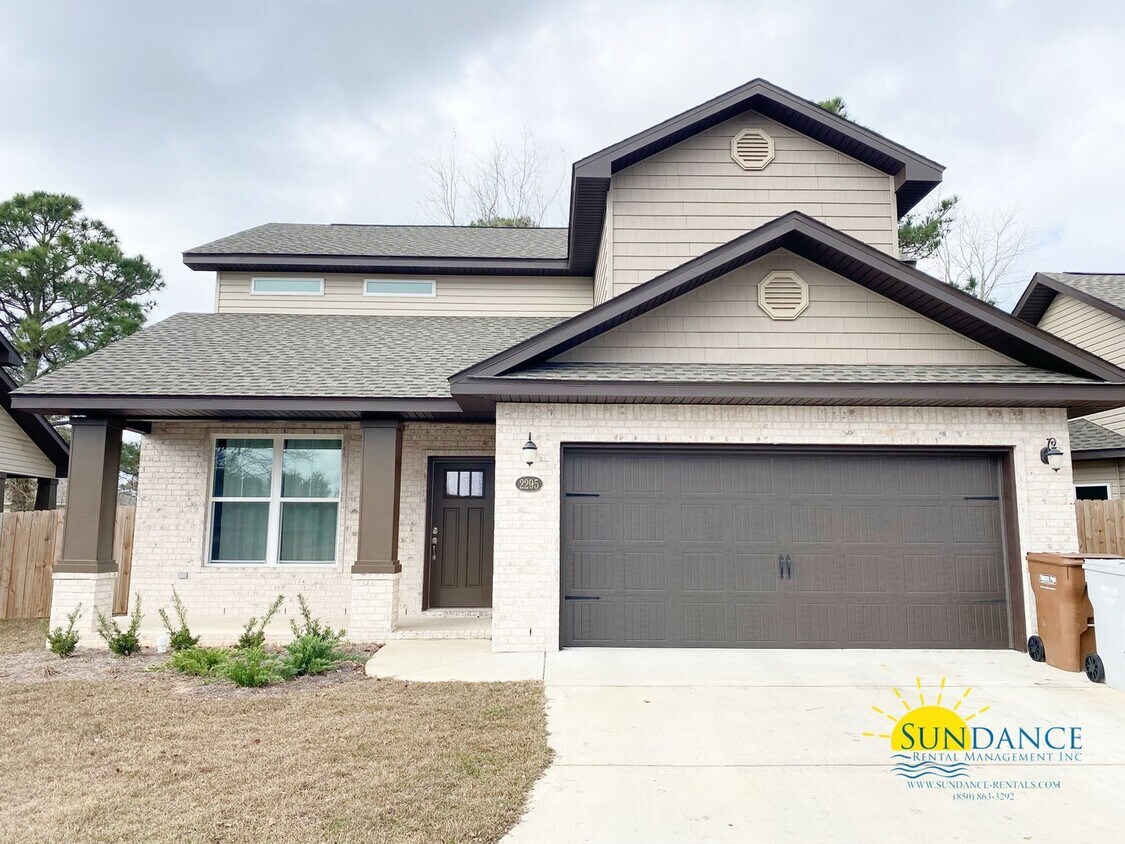 Primary Photo - Luxury Home in East Navarre!