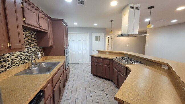 Building Photo - Get $500 off your March 2024 rent if you l...