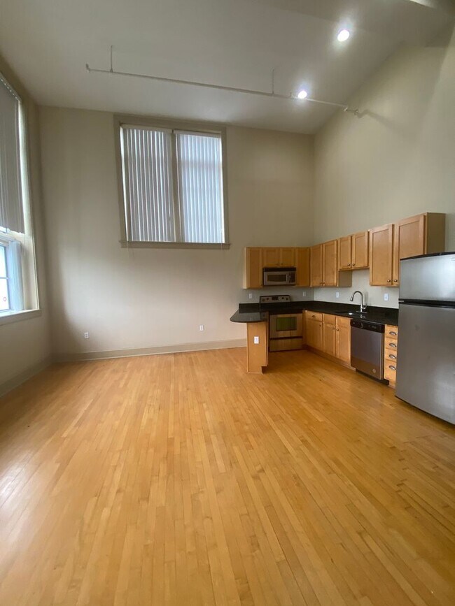 Foto del edificio - $200 OFF! Updated 3 Bed 1 Bath Apartment w...