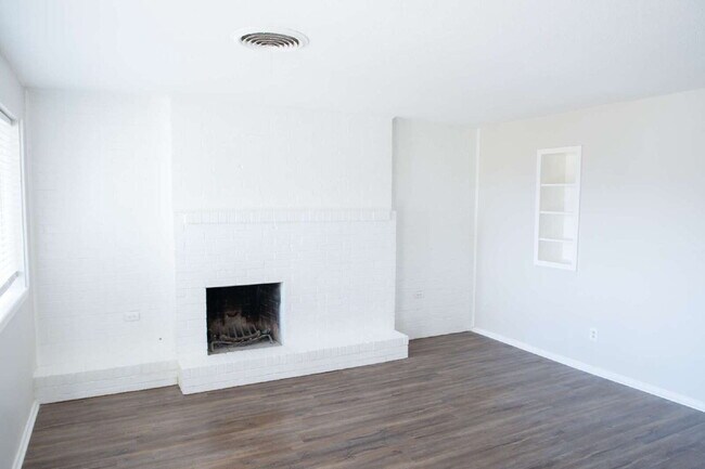 Foto del edificio - Updated 3 Bed 2 Bath Duplex!!