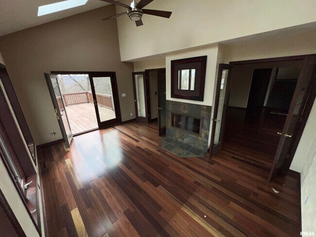 Building Photo - 621 E High Point Terrace
