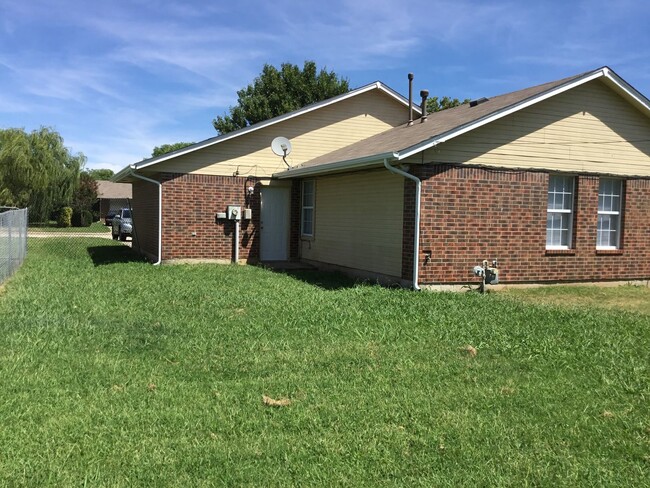 Remodeled 4 bedroom, 2 bath - Moore Schools - Remodeled 4 bedroom, 2 bath - Moore Schools House