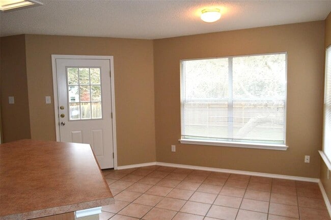 Building Photo - 2014 Carriage Club Dr