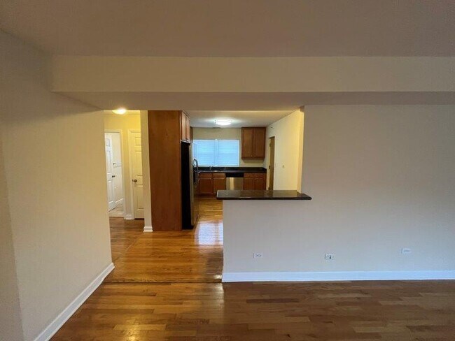 Foto del edificio - 8031 Kenton Ave