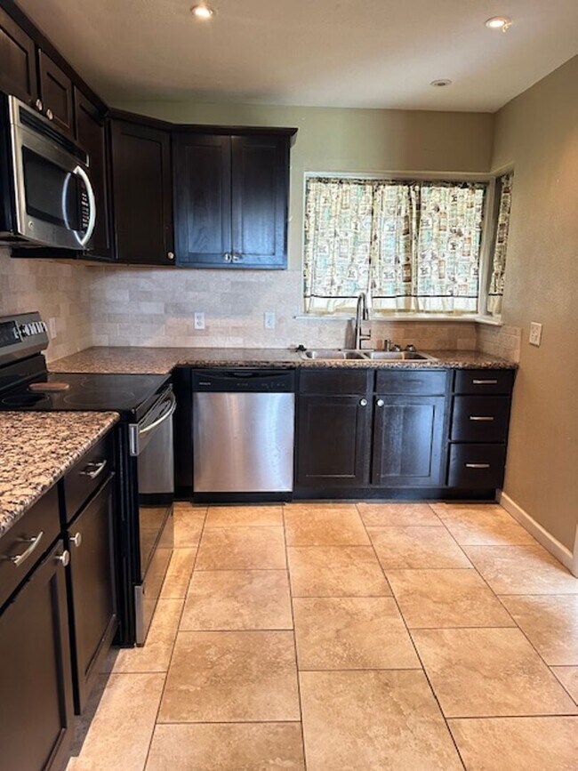 Foto del edificio - Harwood Floors - Granite Countertops - Mid...