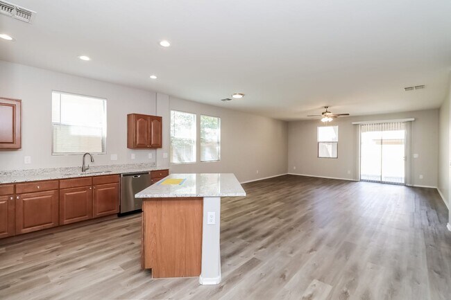 Building Photo - 3112 W Donner Dr