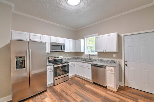 Building Photo - 204 N Hankinson St