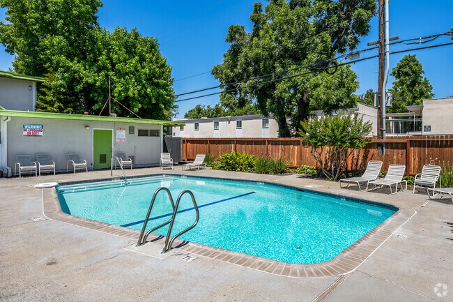 Piscina - Peacock Apartments