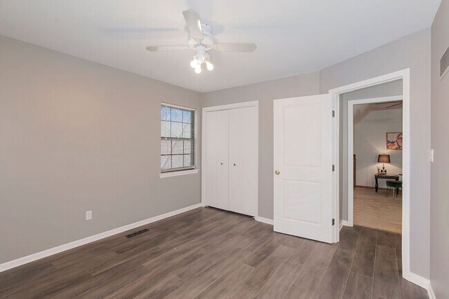 Foto del edificio - 717 SE Shawn Dr