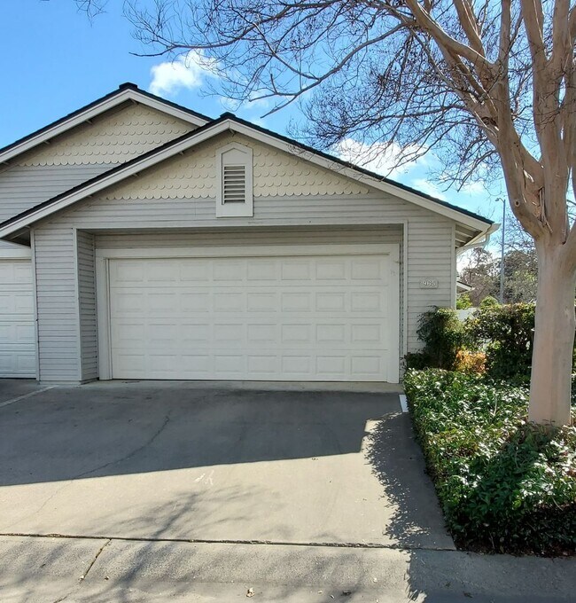 Foto del edificio - 2bd/2ba Condo near Marigold Center