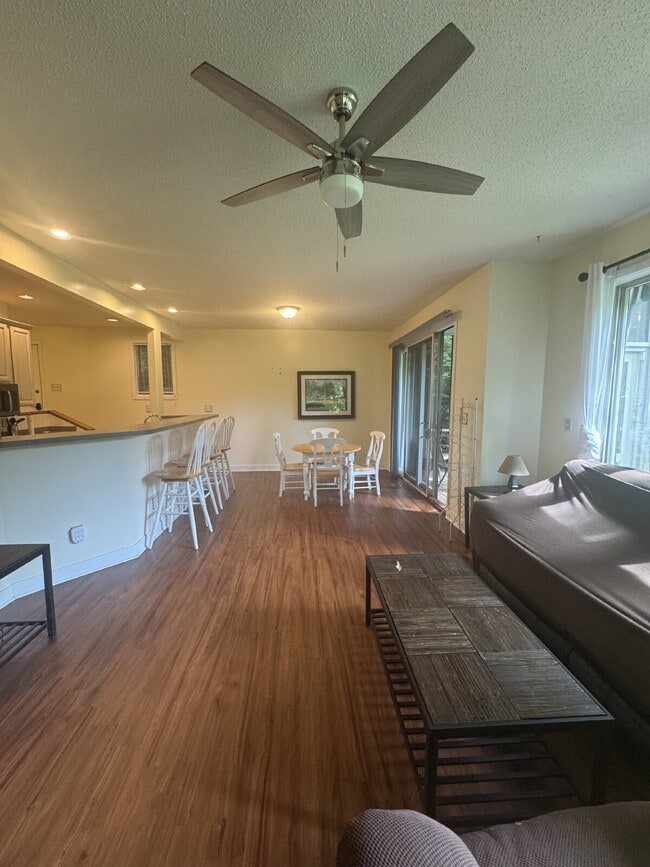 Building Photo - Charming furnished ground level Mountain Condo.