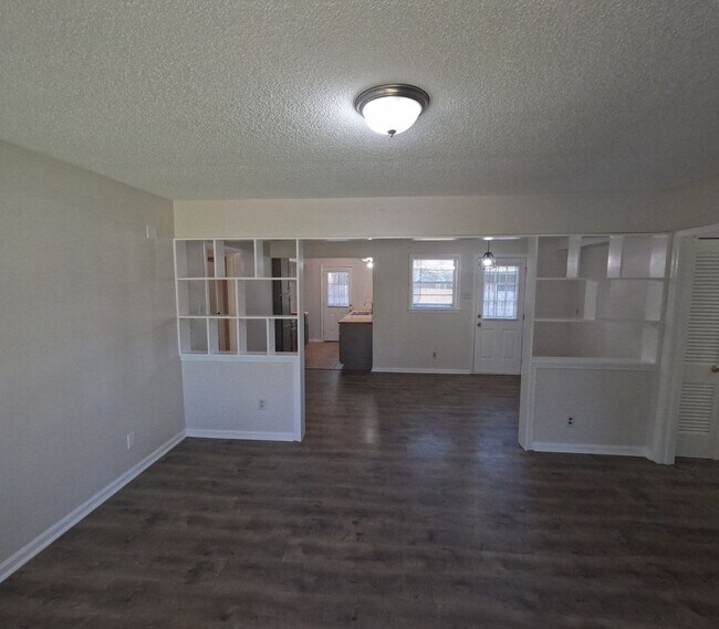 Building Photo - Large 4 bed 2.5 Bath Home