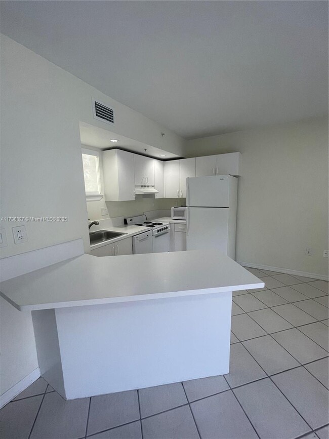 Building Photo - 3090 Bird Ave