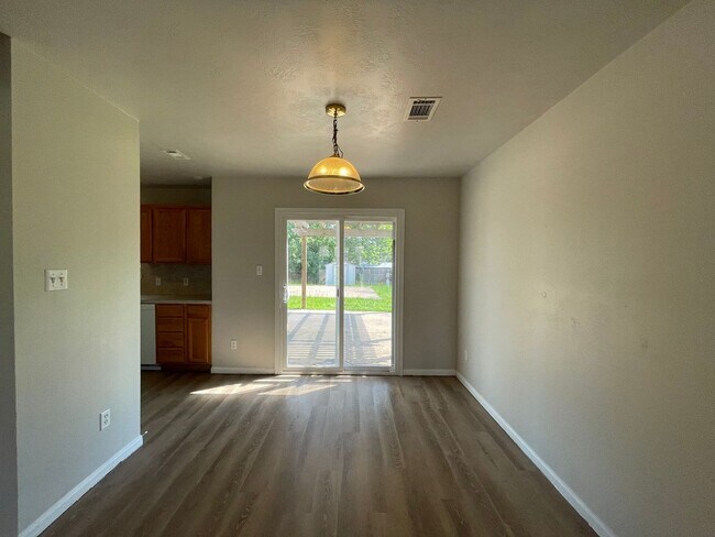 Foto del edificio - Updated 4 Bed, 3 Bath Home for Fall 2026 Move In!