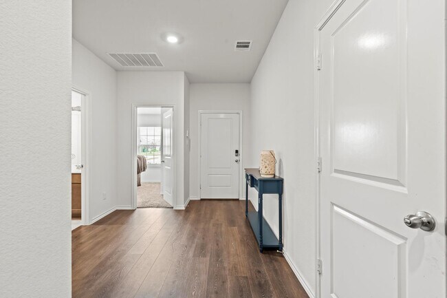 Foto del edificio - 4 bedrooms, 3 full bathrooms with a study!...