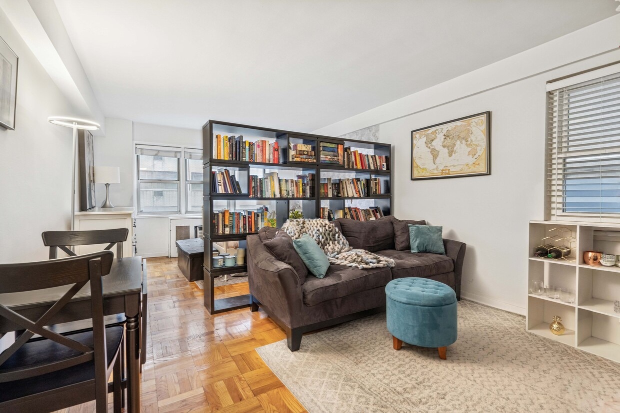 Photo - 321 E 45th St (New York, NY)