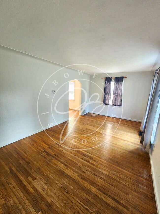 Building Photo - Move-In Ready! Spacious 4–5 Bedroom Home w...