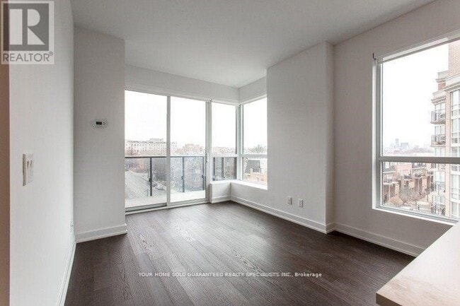 Photo du bâtiment - 1030 King St W