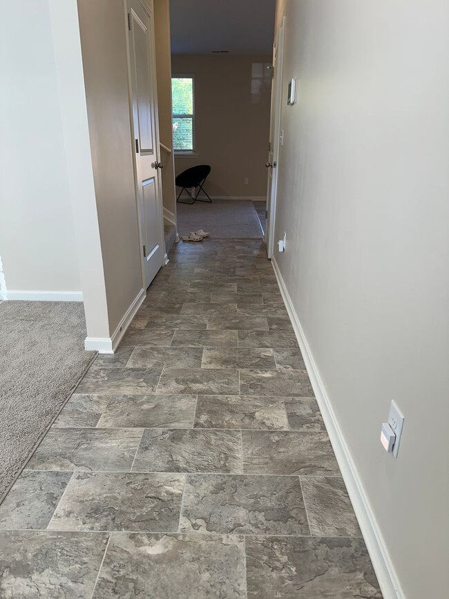 Building Photo - BEAUTIFUL LARGE 4 BEDROOM 2.5 BATH HOME
