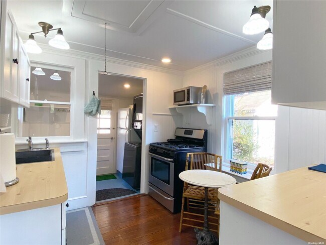 Building Photo - 424 Main St