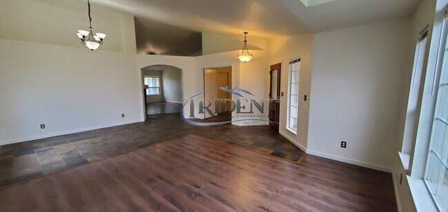 Building Photo - Beautiful Yuba City home on a large lot
