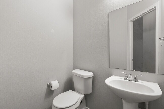 Foto del edificio - "Spacious 3-Bed Retreat with 2.5 Baths – Your Ideal Home in Universal City!"