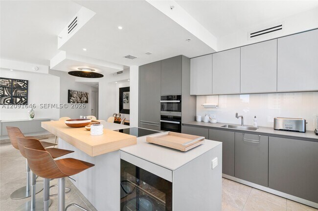 Foto del edificio - 801 Brickell Key Blvd