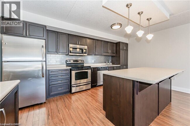 Photo du bâtiment - 776 Laurelwood Dr