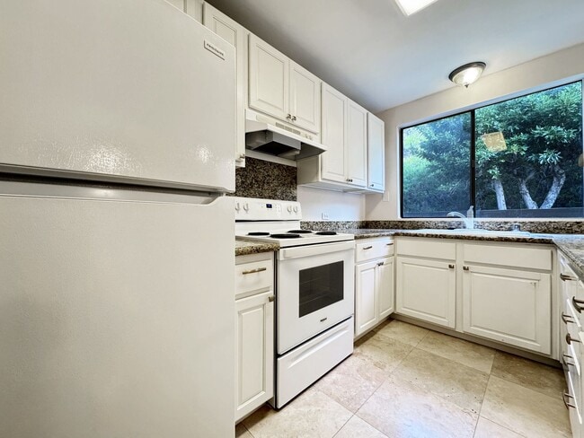 Building Photo - Pet Friendly Hawaii Kai Townhouse with A/C