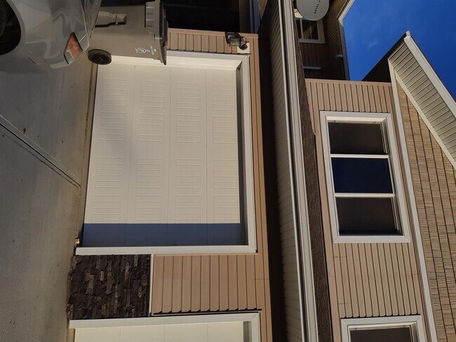 Building Photo - 3 Bed 2.5 Bath Unit in Calmar, AB