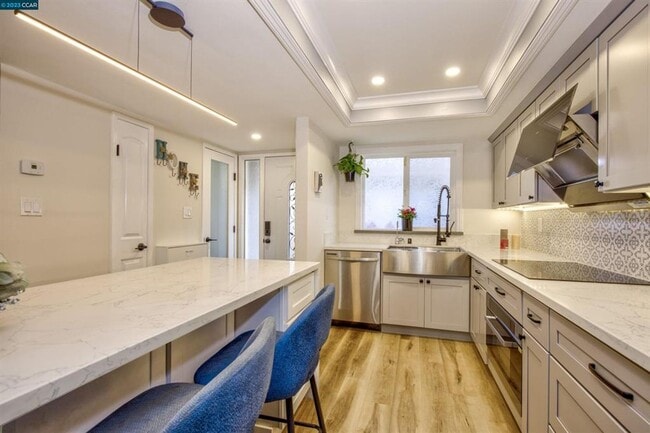 Building Photo - Fabulous townhome style condo in an upscal...