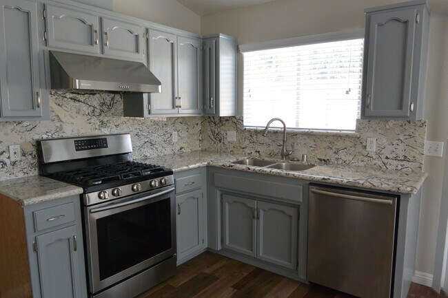 Foto del edificio - Beautiful 4 Bedroom, 2 Bathroom Condo in N...