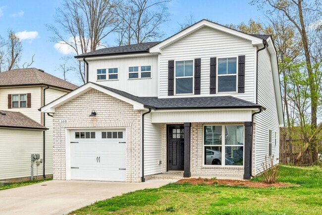 Building Photo - Dog Friendly Three Bedroom!