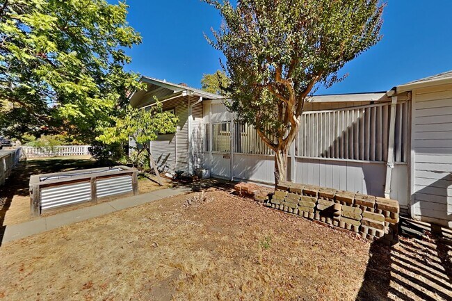 Building Photo - Charming Colonial Heights Cottage