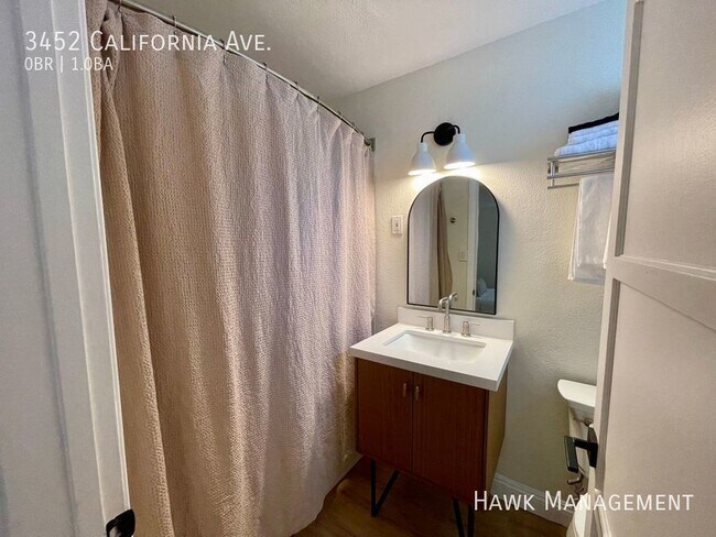 Building Photo - Super Cute Studio with Outdoor Space!